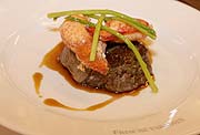 Surf&Turf vom Campo Rinderfilet und Highpressure Lobsterscheren mit Juis (©Foto: Martin Schmitz)
